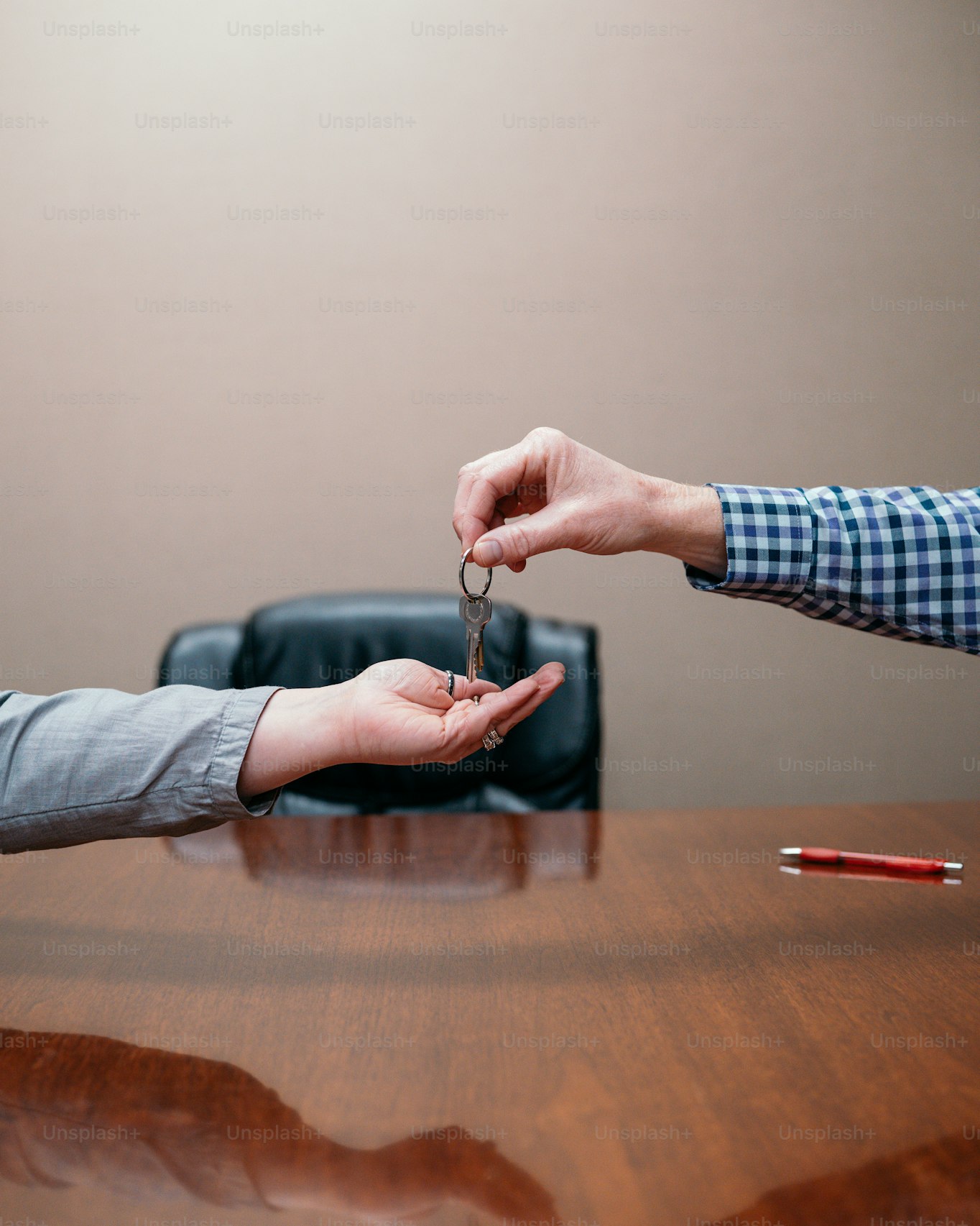 ¿Mejor donar el piso ahora o dejarlo en herencia? Lo que la fiscalidad dice y lo que